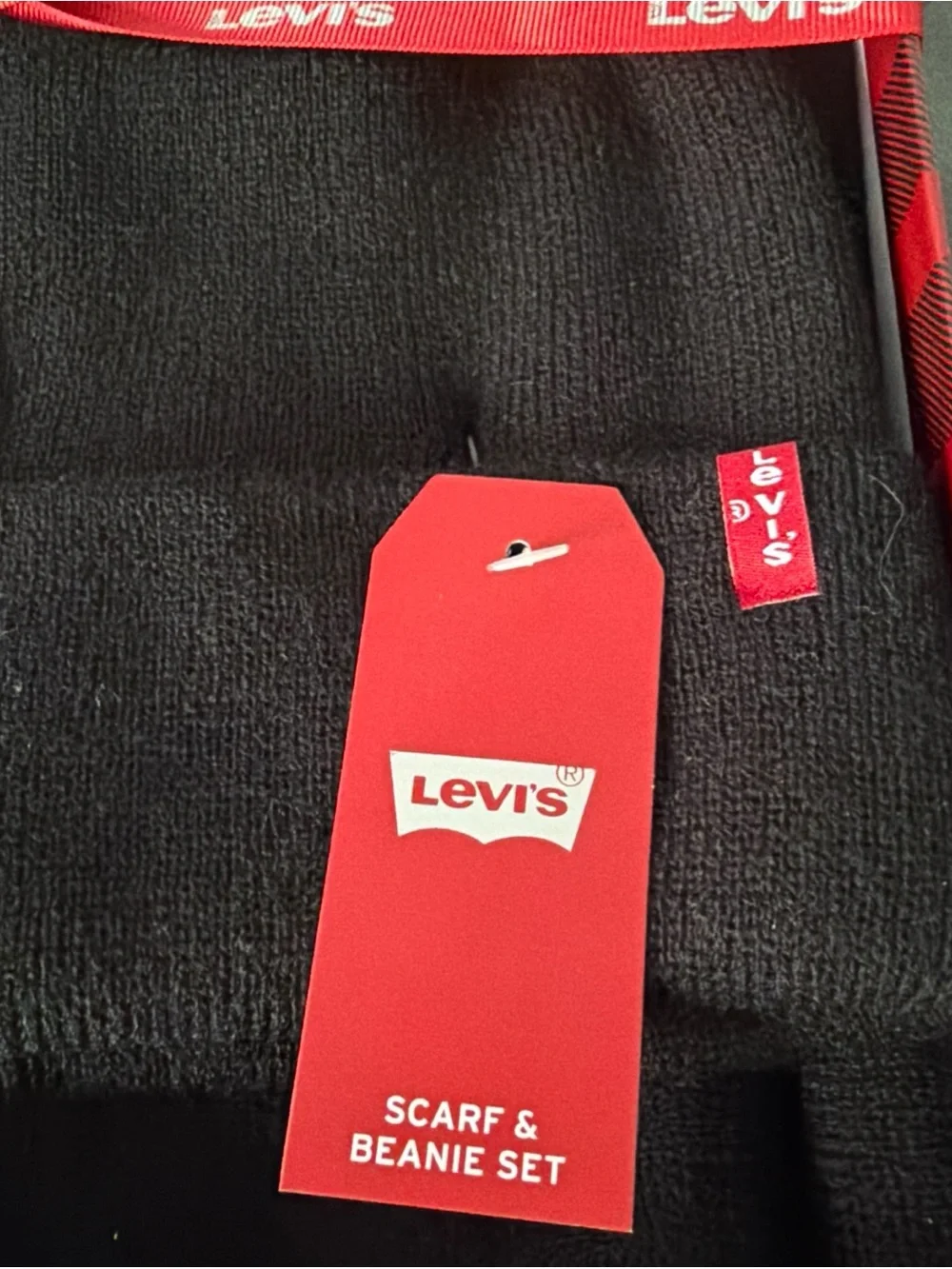 Levi's Men's Logo Beanie & Scarf Gift Set. One Size. Black. New in Gift Box